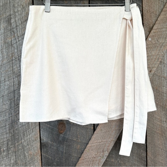 Forever 21 faux wrap mini  skirt with side tie, in a rayon/linen blend - Picture 1 of 9